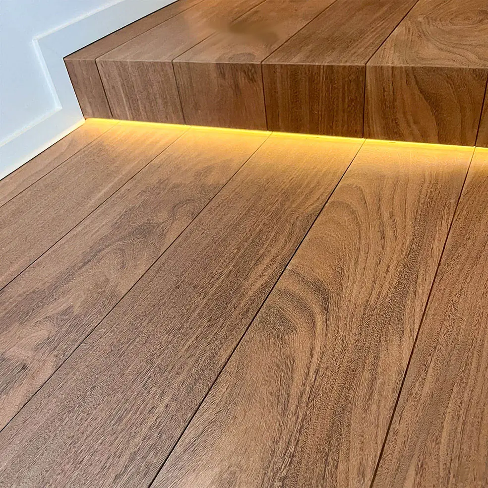 Bordes in afrormosia met ingebouwde LED-verlichting onder de trede
