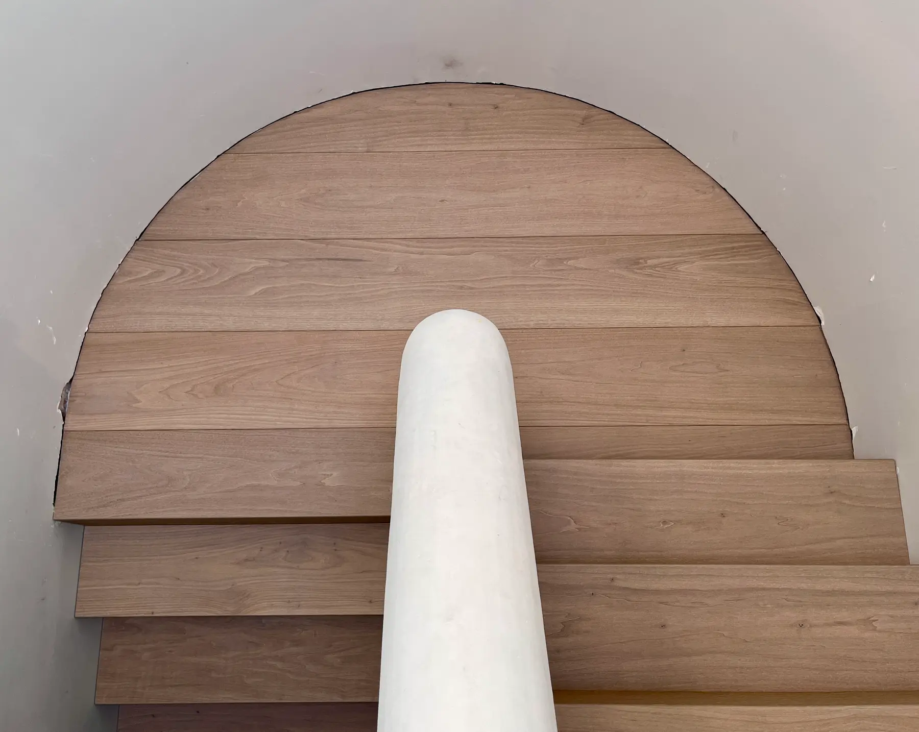 Ronde houten kasteeltrede met witte leuningpaal